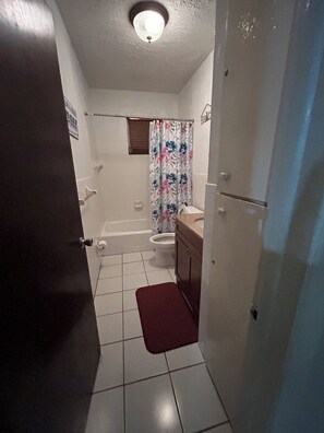 Combined shower/tub, hair dryer, towels - Inexpensive Villa: 5 Mins to Beach & Fish Fry!  Great rates, location & service. (Nassau)