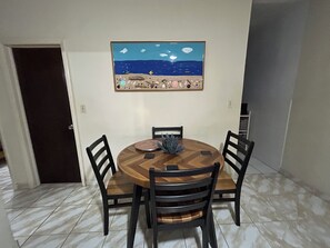 Dining - Inexpensive Villa: 5 Mins to Beach & Fish Fry!  Great rates, location & service. (Nassau)
