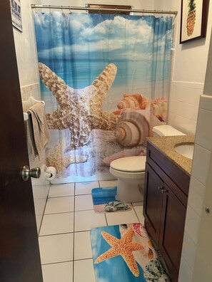 Duschwanne, Haartrockner, Handtücher