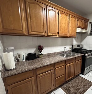 Fridge, microwave, oven, stovetop - Inexpensive Villa: 5 Mins to Beach & Fish Fry!  Great rates, location & service. (Nassau)