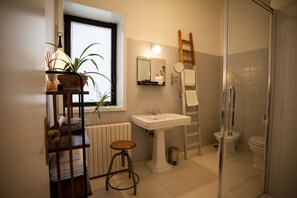 Chambre Double | Salle de bain | Douche, articles de toilette gratuits, sèche-cheveux, bidet