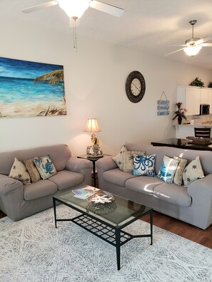 TV connectée, lecteur de DVD, livres, vidéothèque