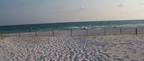 Vlak bij het strand, ligstoelen, parasols, strandlakens
