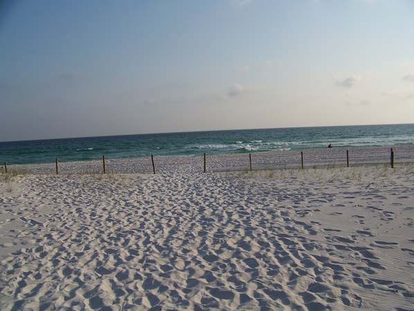 Una spiaggia nelle vicinanze, lettini da mare, ombrelloni