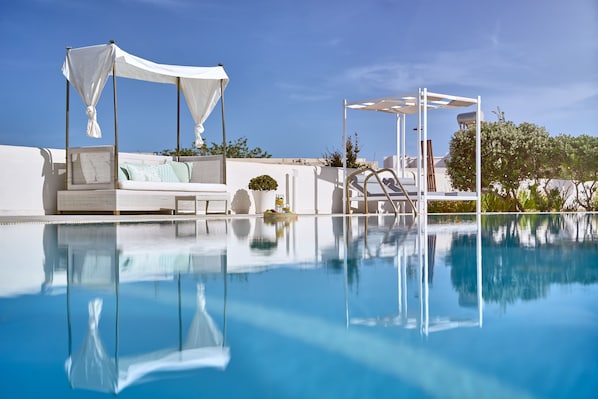 Piscine extérieure, chaises longues