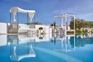 Piscina all'aperto, lettini