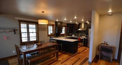 ShadyPines Cabin In The Black Hills w/Hot Tub & Centrally Located to Attractions