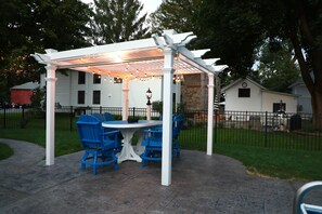 Outdoor dining - The Perfect Location! (Saratoga Springs)