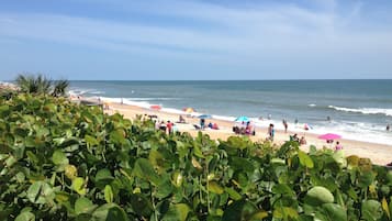 Plage, chaises longues, serviettes de plage