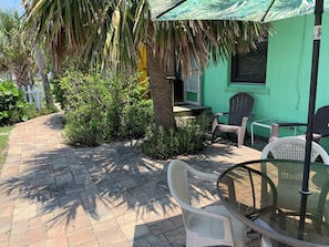 Outdoor dining - Hibiscus at Casas de la Playa Central - In the heart of Flagler Beach! (Flagler Beach)