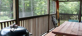 Cómoda casa de Berkshire en un bosque estatal de 10000 acres, estanque, aire acondicionado y WIFI