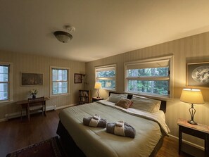 3 bedrooms, desk, iron/ironing board, free WiFi - Plainfield House in a 10,000 acre state forest and private pond (Plainfield)