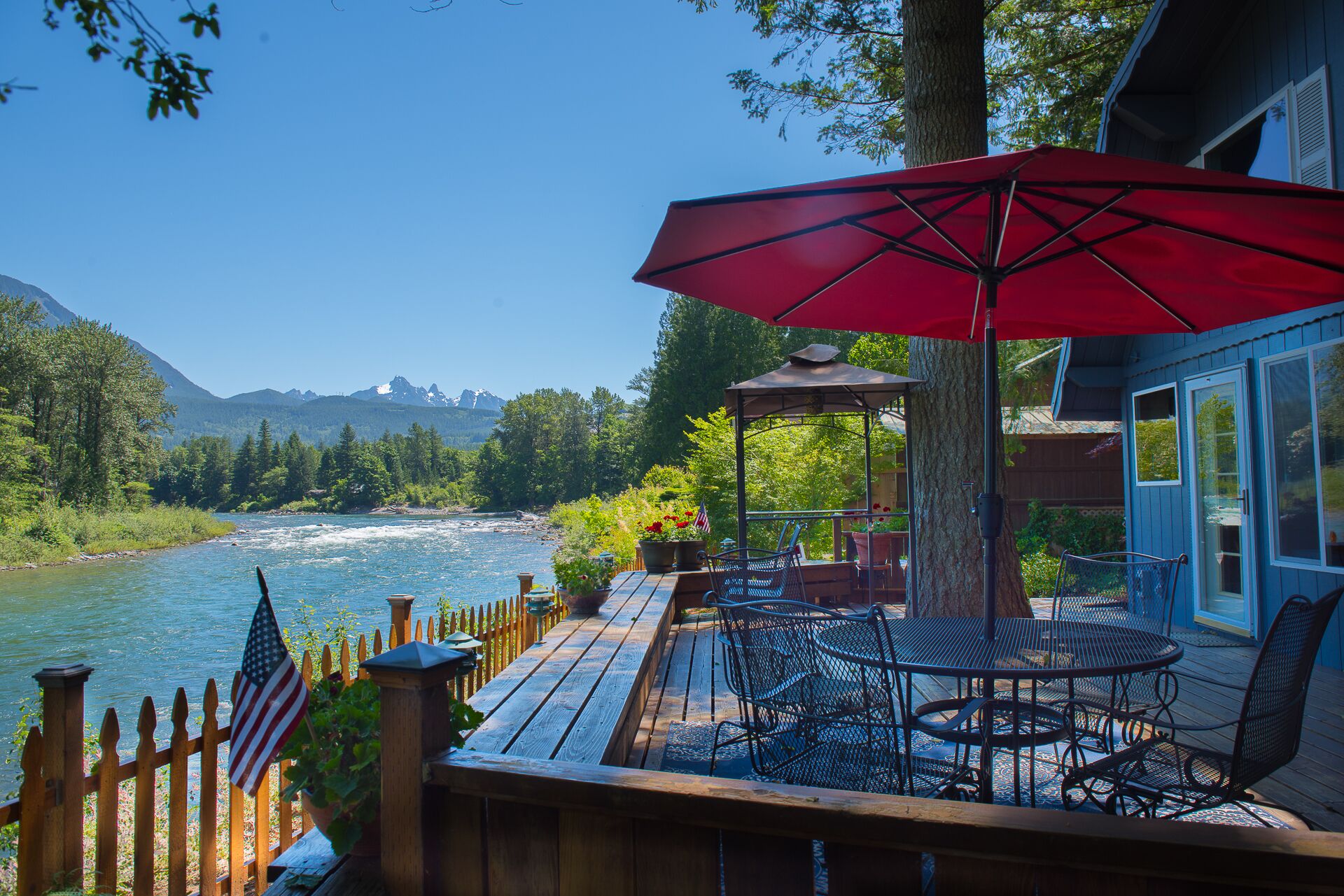 A river retreat with breath taking views of river and mountains