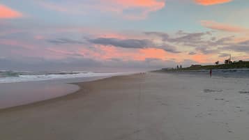 Plage, chaises longues, serviettes de plage
