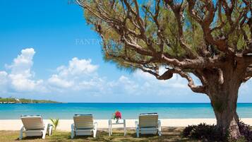 Playa privada, camastros y toallas de playa