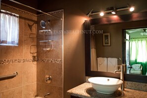 Ducha y bañera combinadas, secador de pelo, toallas y jabón