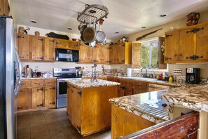 Fridge, microwave, oven, stovetop - Lovely Hill Country Resort Style SPA/POOL-Sleeps 14 -20min DOWNTOWN (Austin)