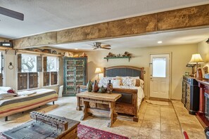 4 bedrooms, iron/ironing board, free WiFi, bed sheets - Lovely Hill Country Resort Style SPA/POOL-Sleeps 14 -20min DOWNTOWN (Austin)