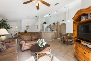 Smart TV, console per videogiochi, lettore DVD, tavolo da calcetto