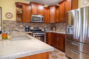 ثلاجة، ميكروويف، فرن، موقد طهي مسطح