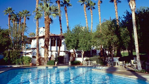 Exclusive Country Club in Palm Desert near everything