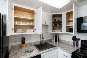 Réfrigérateur, four à micro-ondes, un four, surface de cuisson