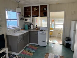 Refrigerador, microondas, horno y parrilla de estufa