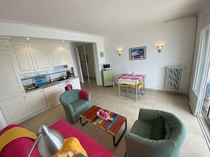 TV, DVD player, books, video library - AMAZING VIEW!! 30 Seconds to Beach! A/C,WIFI,Phone,TV, Balcony (Nice)