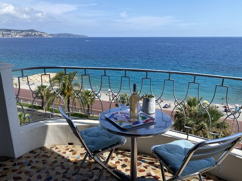 ATEMBERAUBENDER AUSBLICK!! 30 Sekunden zum Strand! Klimaanlage, WIFI, Telefon, Fernseher, Balkon