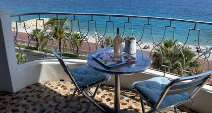 ATEMBERAUBENDER AUSBLICK!! 30 Sekunden zum Strand! Klimaanlage, WIFI, Telefon, Fernseher, Balkon