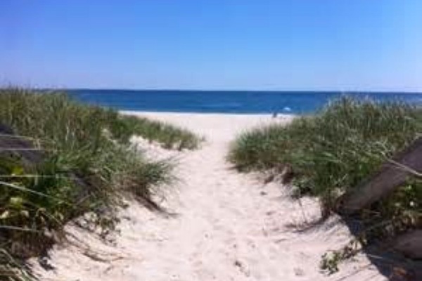 Beach nearby, sun-loungers, beach towels