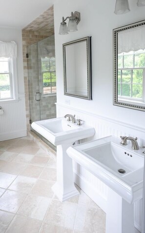 Combined shower/bathtub, hair dryer, towels, soap