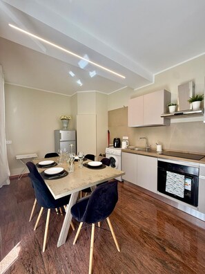 Fridge, oven, stovetop, cookware/dishes/utensils - Holiday Apartment in Puglia for 5 people (Monopoli)