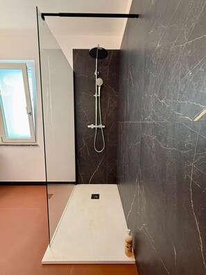 Bruser, hårtørrer, bidet, håndklæder