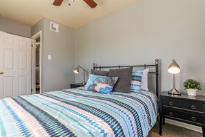 2 slaapkamers, een strijkplank/strijkijzer, gratis wifi, beddengoed