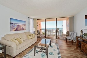 Smart-TV, DVD-Player, Bücher, Arbeitsbereiche