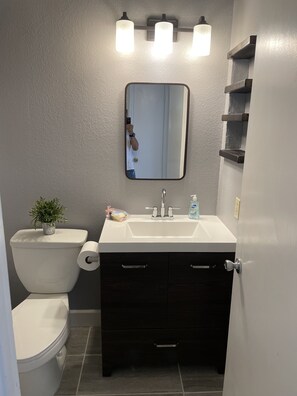 Shower, hair dryer, towels, soap - Mesa- Gateway in a Quiet Neighborhood close to many attractions & golf courses (Mesa)