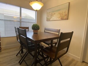 Dining - Mesa- Gateway in a Quiet Neighborhood close to many attractions & golf courses (Mesa)