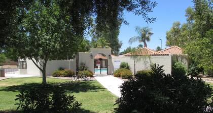Mesa- Gateway in a Quiet Neighborhood close to many attractions & golf courses