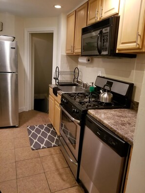 Jääkaappi, mikroaaltouuni, uuni, liesi