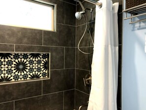 Secadora de cabello, toallas, jabón, shampoo 