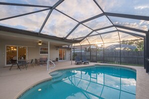 Outdoor pool - ★Private 5 Star Pool Home: 5 min to Beach★ (Naples)