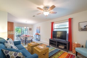 TV, DVD player - ★Private 5 Star Pool Home: 5 min to Beach★ (Naples)