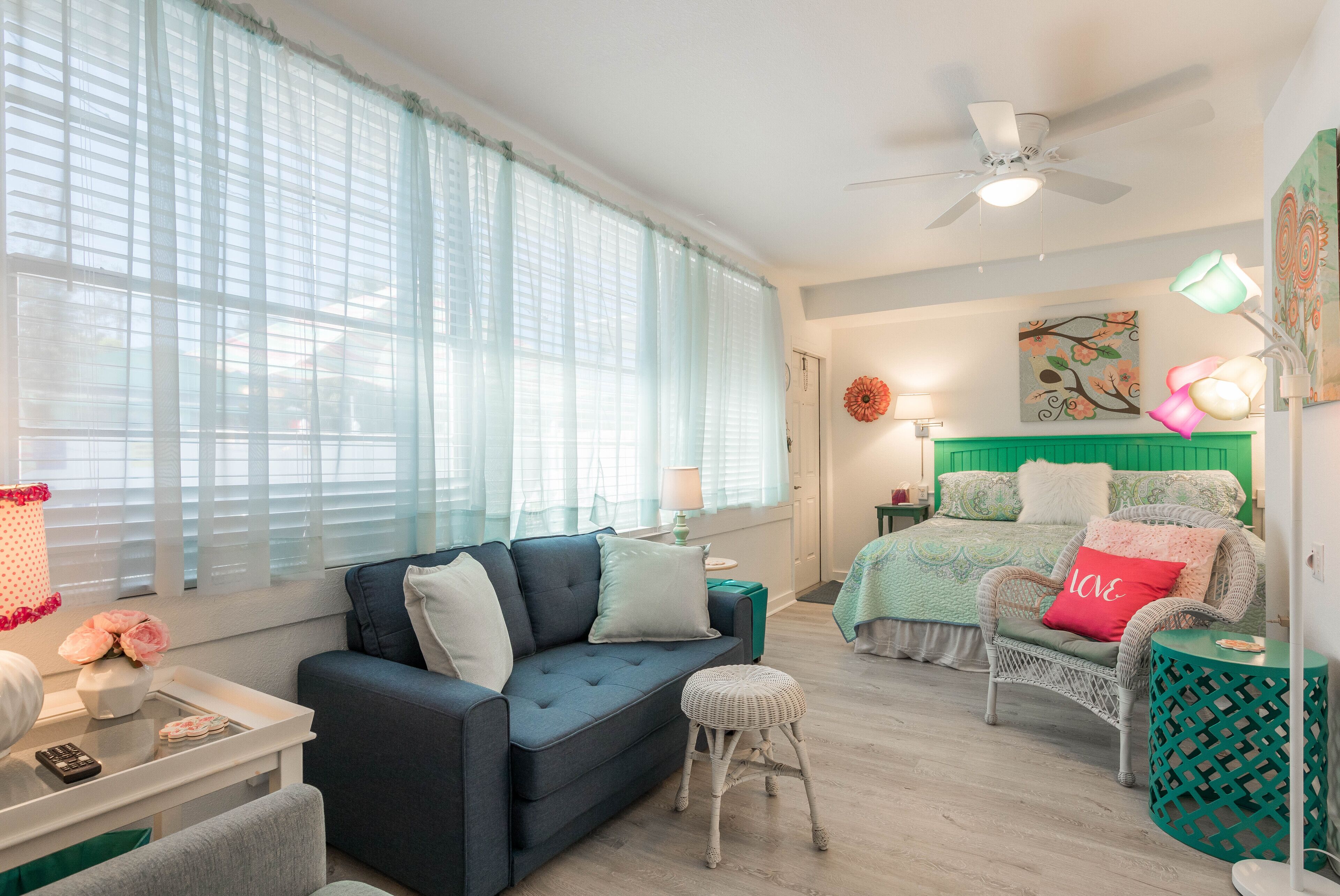 COZY STUDIO APT IN QUAINT QUADRAPLEX HOME. STEPS TO BEACH! KING BED. SLEEPS 2.