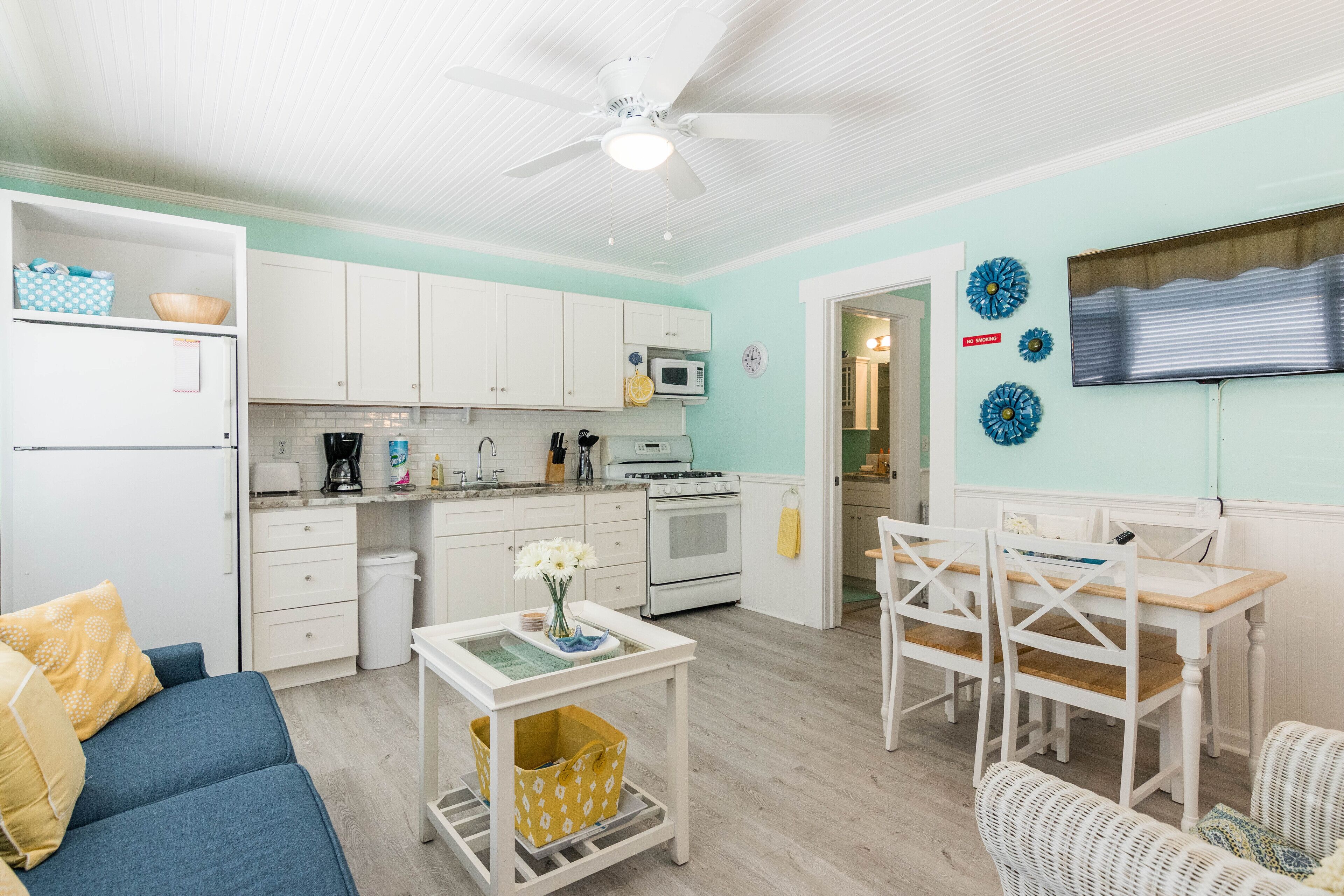 COZY APT IN QUAINT QUADRAPLEX HOME. STEPS TO BEACH! 1 BR/1BA. SLEEPS 2. POOL
