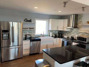 Kjøleskap, mikrobølgeovn, ovn og kokeplater