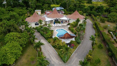 Most Affordable Private Villa with pool In Runaway Bay