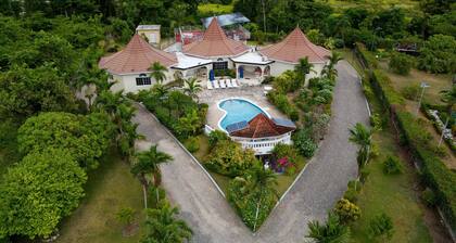 Most Affordable Private Villa with pool In Runaway Bay