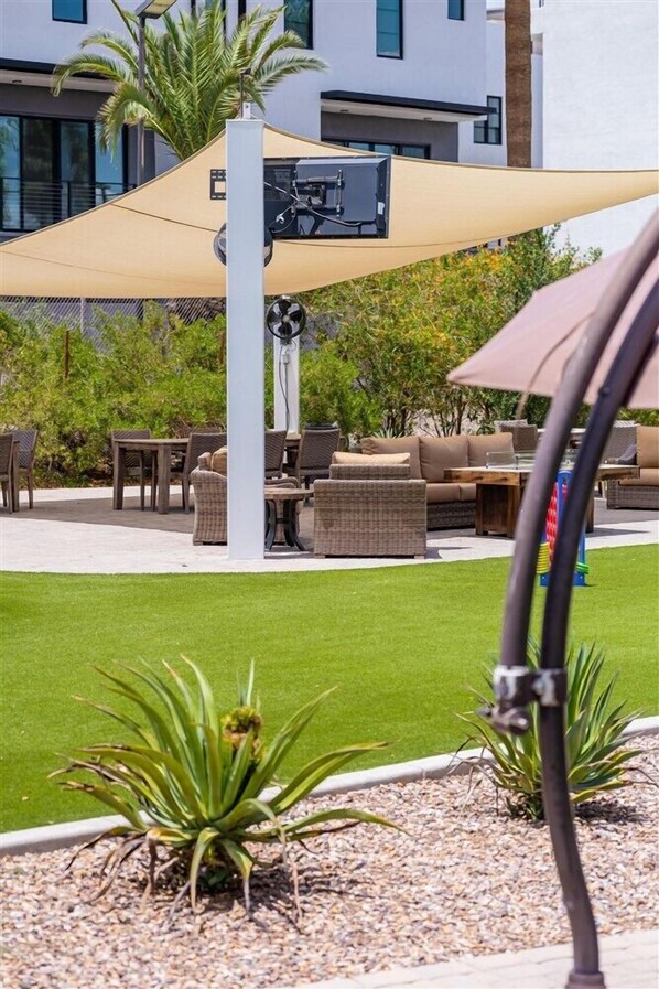 Outdoor dining - 132 Fully Furnished, amenities galore! (Scottsdale)