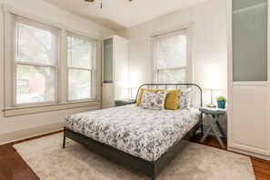 2 dormitoris, escriptori i planxa i posts de planxar 